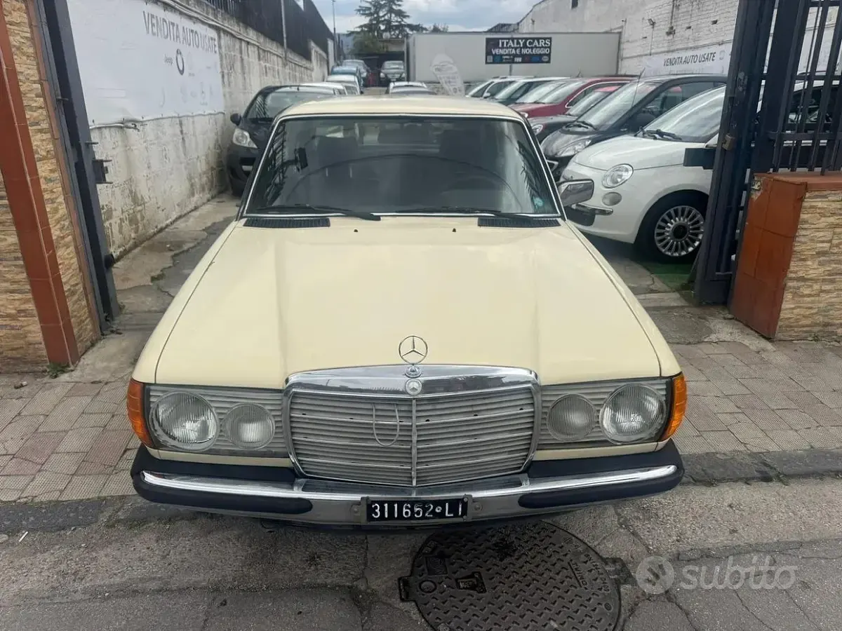 Usata Mercedes 200 109 CV (80 kW) 1981 Berlina