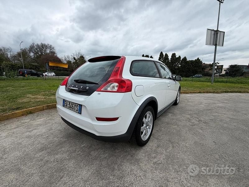 Usata Volvo C30 Summum 101 CV (74 kW) 2010 Bianco Utilitaria