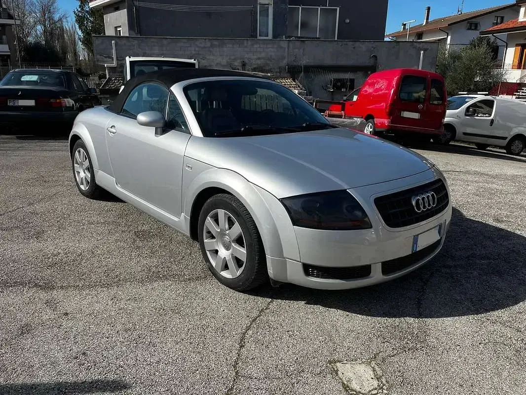 Usata Audi TT Roadster Ambiente 179 CV (131 kW) 2004 Argento Cabrio