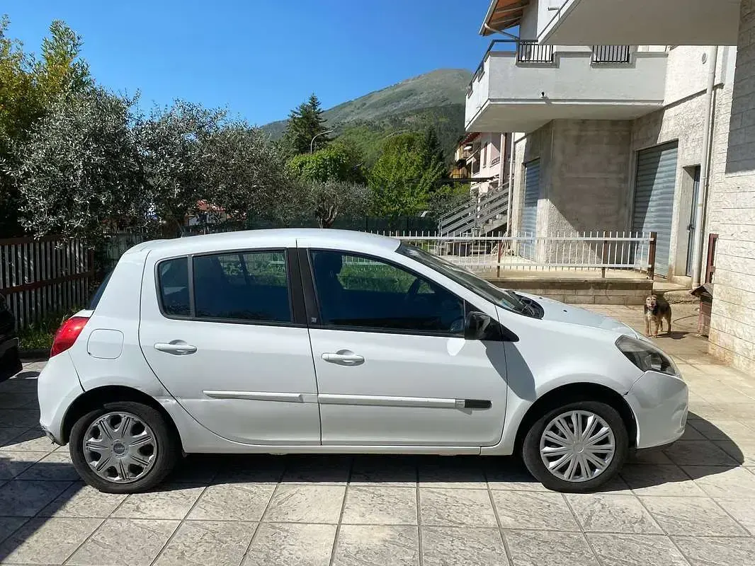 Usata Renault Clio III Dynamique 75 CV (55 kW) 2011 Bianco Berlina