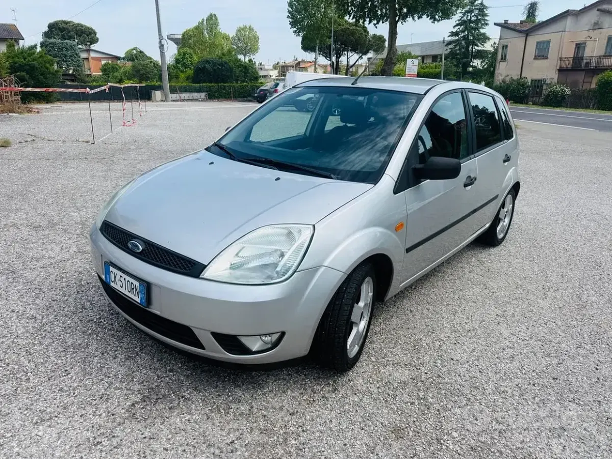 Usata Ford Fiesta Ghia 75 CV (55 kW) 2003 Grigio Utilitaria