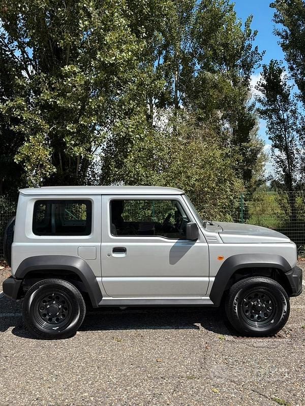 Usata Suzuki Jimny 102 CV (75 kW) 2023 Argento SUV