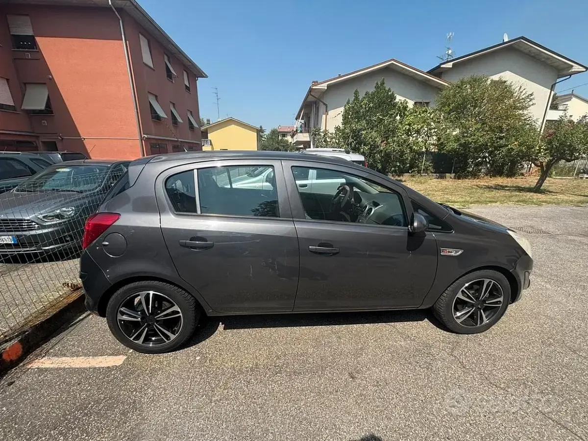 Usata Opel Corsa 85 CV (62 kW) 2013 Grigio Utilitaria