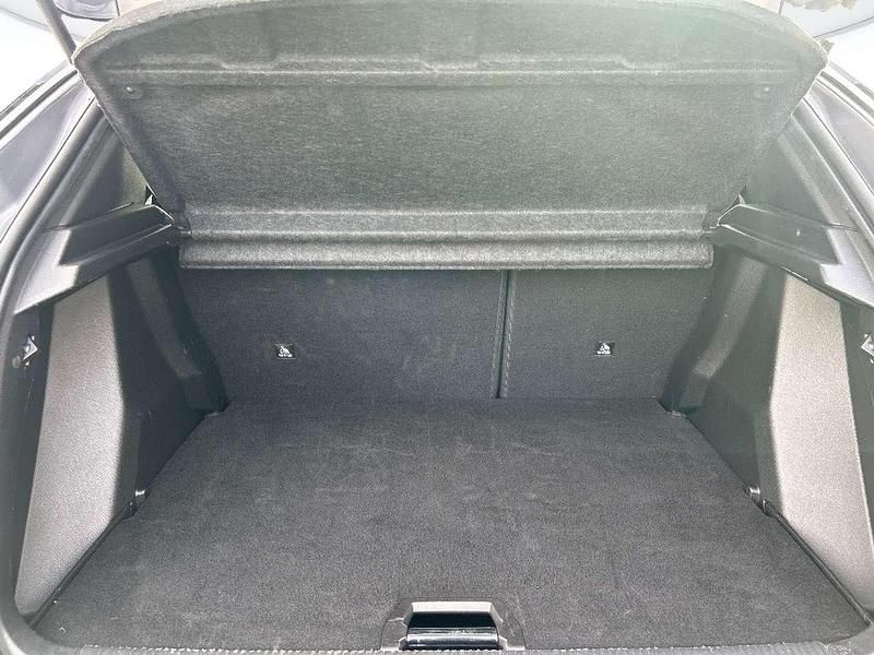 Usata Peugeot 2008 Allure 101 CV (74 kW) 2024 Grigio artense SUV