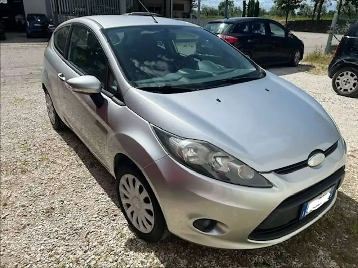 Second-hand Ford Fiesta Titanium 82 CP (60 kW) 2010 Argintiu Berlinǎ