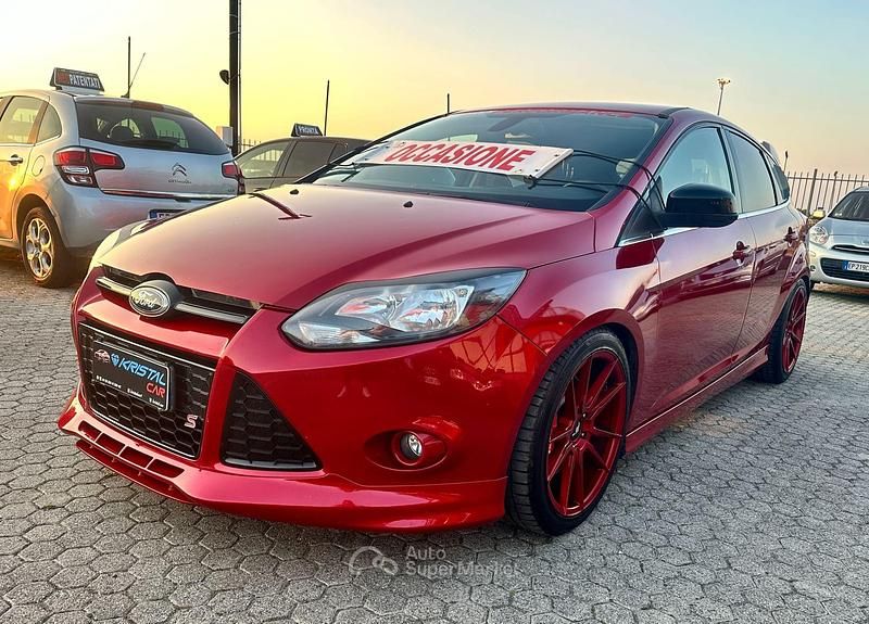 Rosso Usata 2011 Ford Focus Tre volumi | 5900 € (Molto cara) - Immagine 1/4