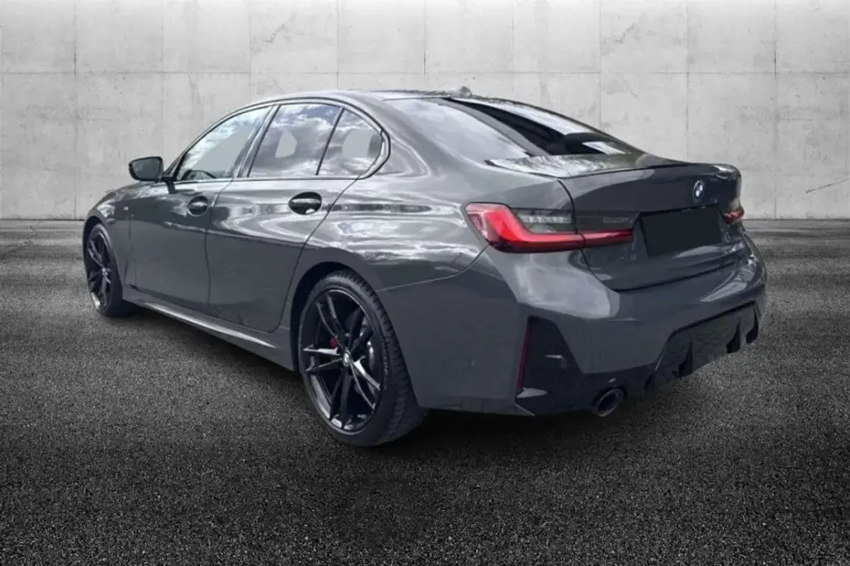 Usado BMW 330 M Sport 286 HP (210 kW) 2023 Cinzento Sedan