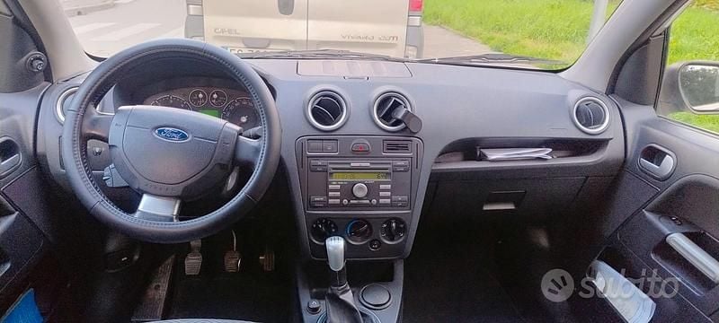 Usata Ford Fusion 101 CV (74 kW) 2006 Grigio Utilitaria