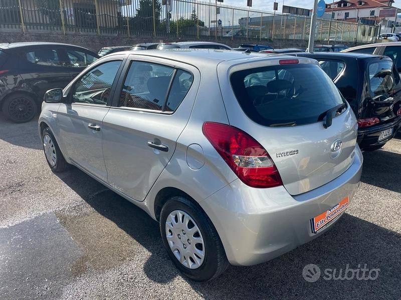 Usata Hyundai i20 77 CV (56 kW) 2012 Grigio Monovolume