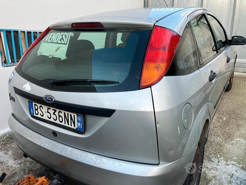 Usata Ford Focus 100 CV (73 kW) 2001 Grigio Berlina