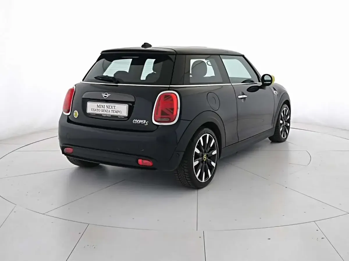 Usata Mini Cooper SE 135 kW (184 CV) 2021 Enigmatic black mini yours Utilitaria