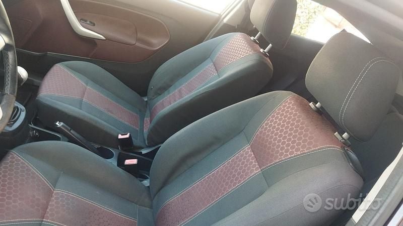 Usata Ford Fiesta Titanium 71 CV (52 kW) 2012 Nero Utilitaria