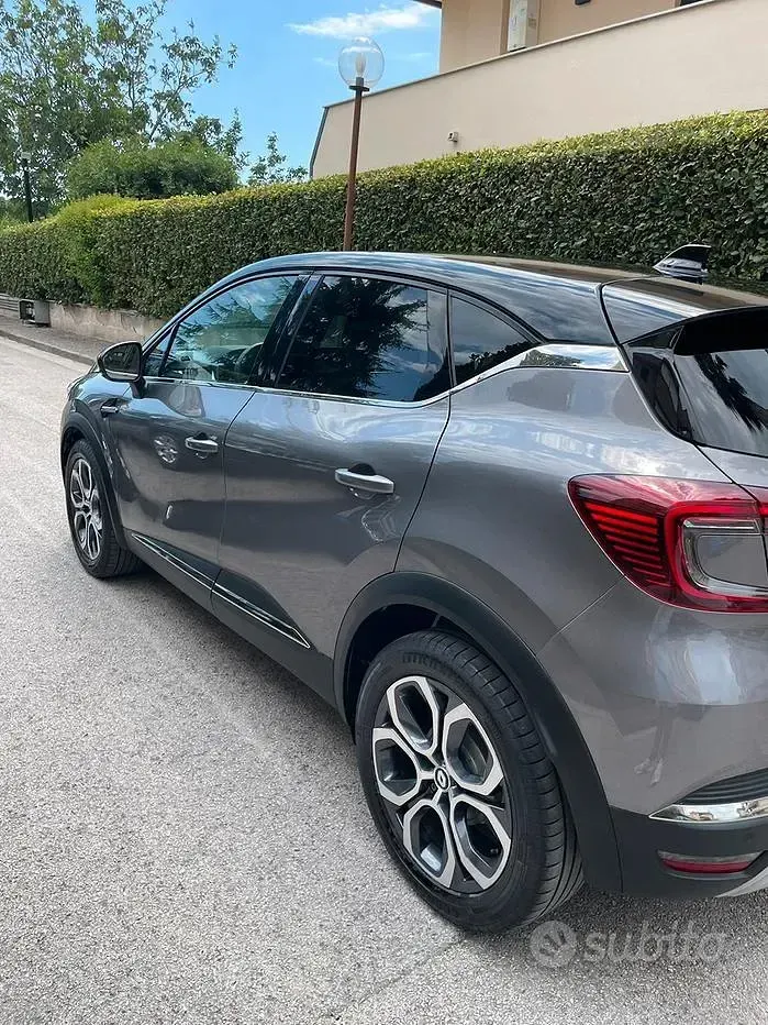 Usata Renault Captur Techno 101 CV (74 kW) 2023 Grigio SUV
