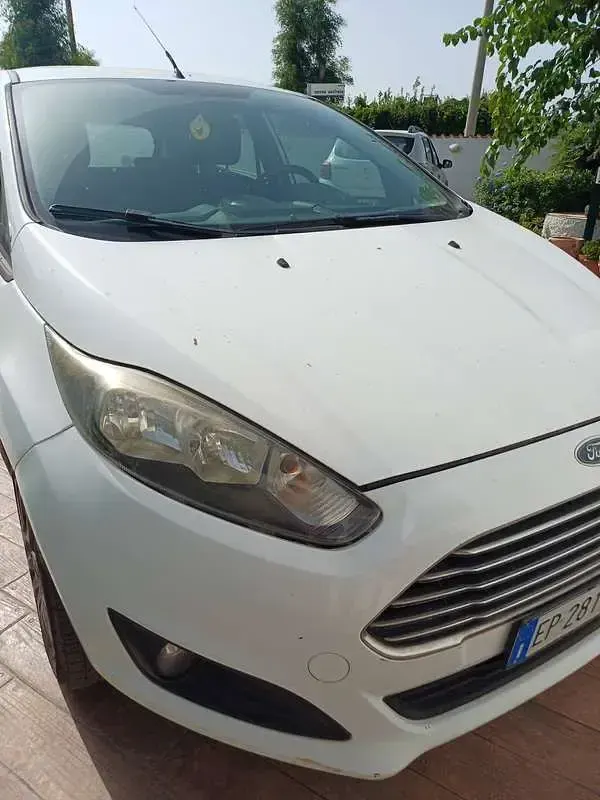 Usata Ford Fiesta 80 CV (58 kW) 2013 Bianco Berlina