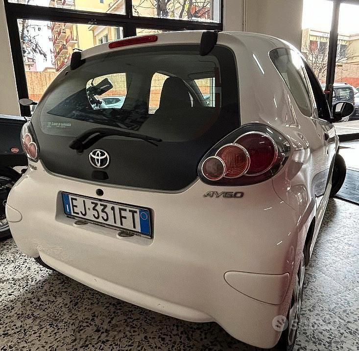 Usata Toyota Aygo 68 CV (50 kW) 2014 Bianco Utilitaria