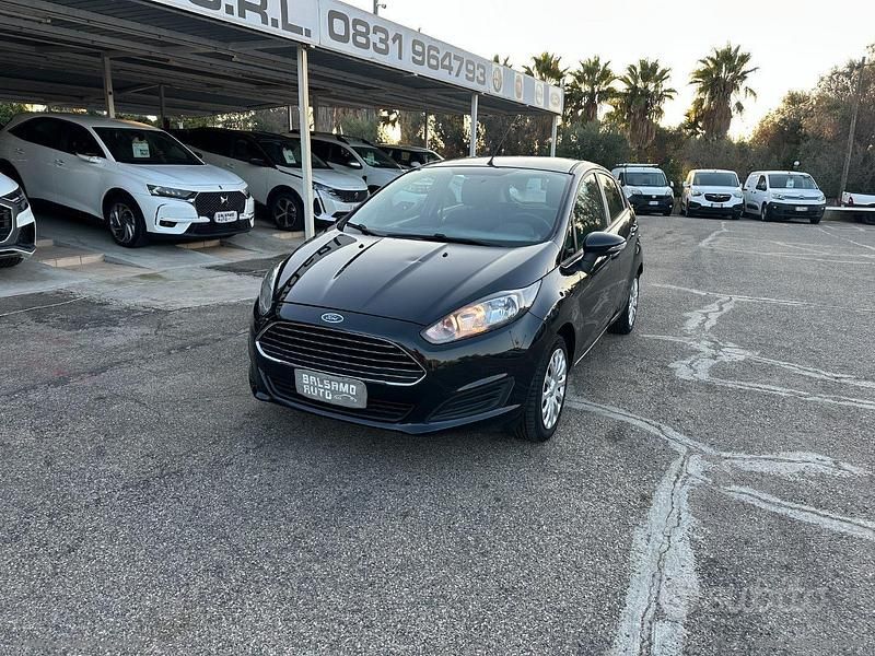 Nero Usata 2014 Ford Fiesta Titanium Due volumi | 5200 € (Buon prezzo) - Immagine 1/4