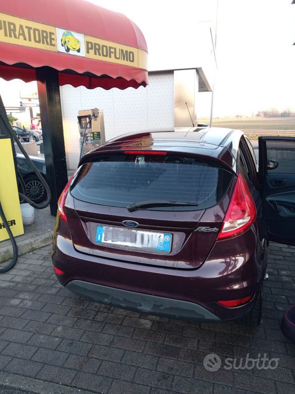 Usata Ford Fiesta 75 CV (55 kW) 2010 Rosso Utilitaria