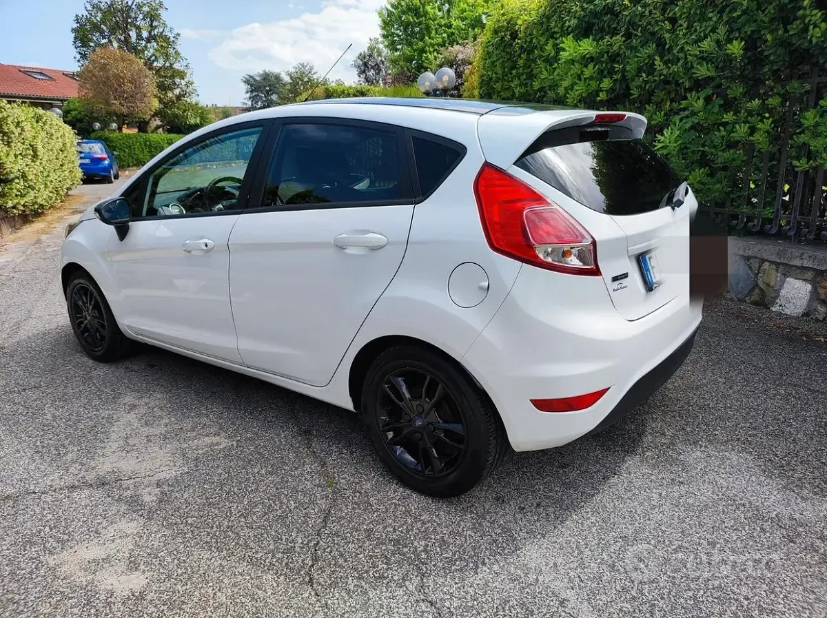 Usata Ford Fiesta 100 CV (73 kW) 2015 Bianco Utilitaria