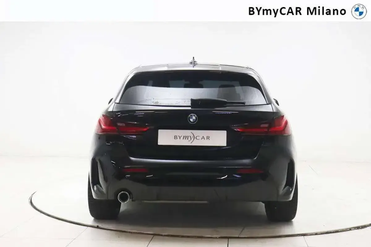 Usata BMW 116 M Sport 116 CV (85 kW) 2022 Black sapphire metallizzato Utilitaria