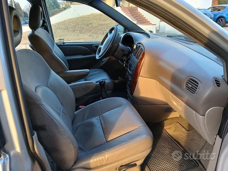 Usata Chrysler Voyager 143 CV (105 kW) 2002 Grigio Monovolume
