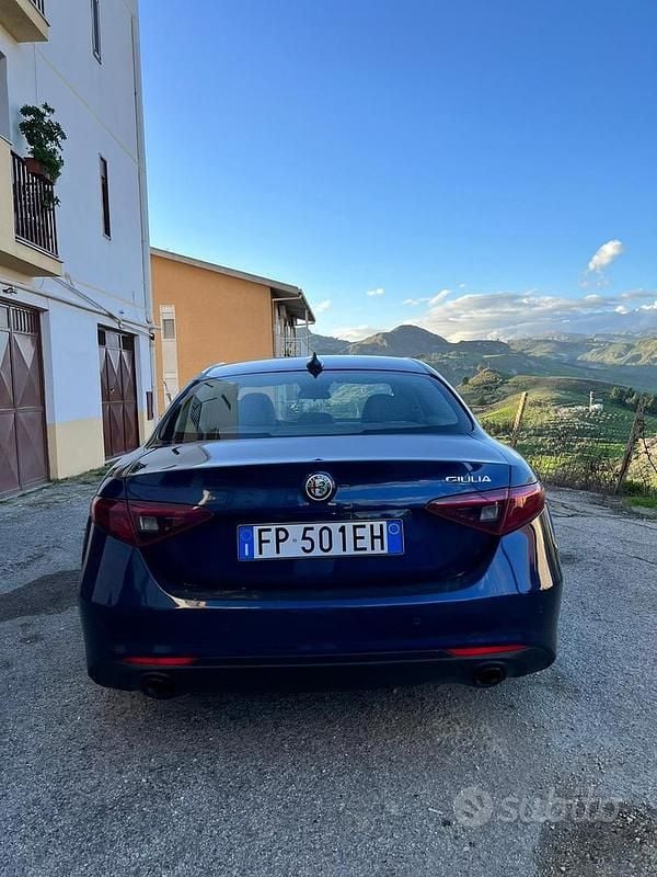 Usata Alfa Romeo Giulia 180 CV (132 kW) 2018 Blu Berlina