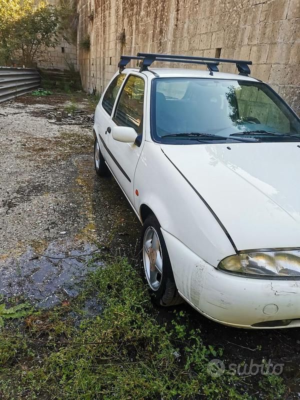 Usata Ford Fiesta 75 CV (55 kW) 1998 Bianco Berlina