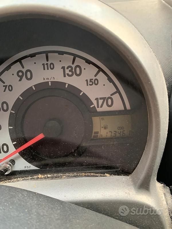 Usata Peugeot 107 68 CV (50 kW) 2011 Rosso Utilitaria