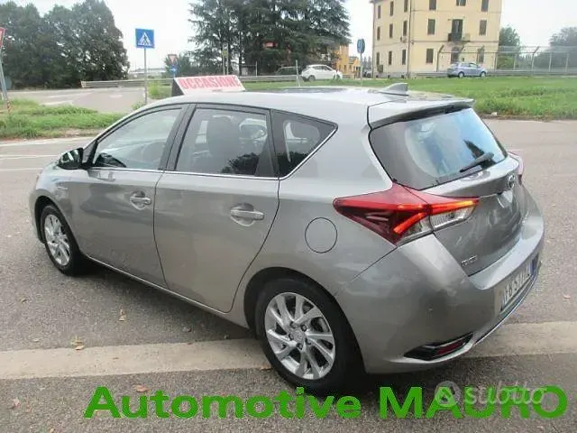 Usata Toyota Auris Hybrid Lounge 99 CV (72 kW) 2016 Grigio Berlina