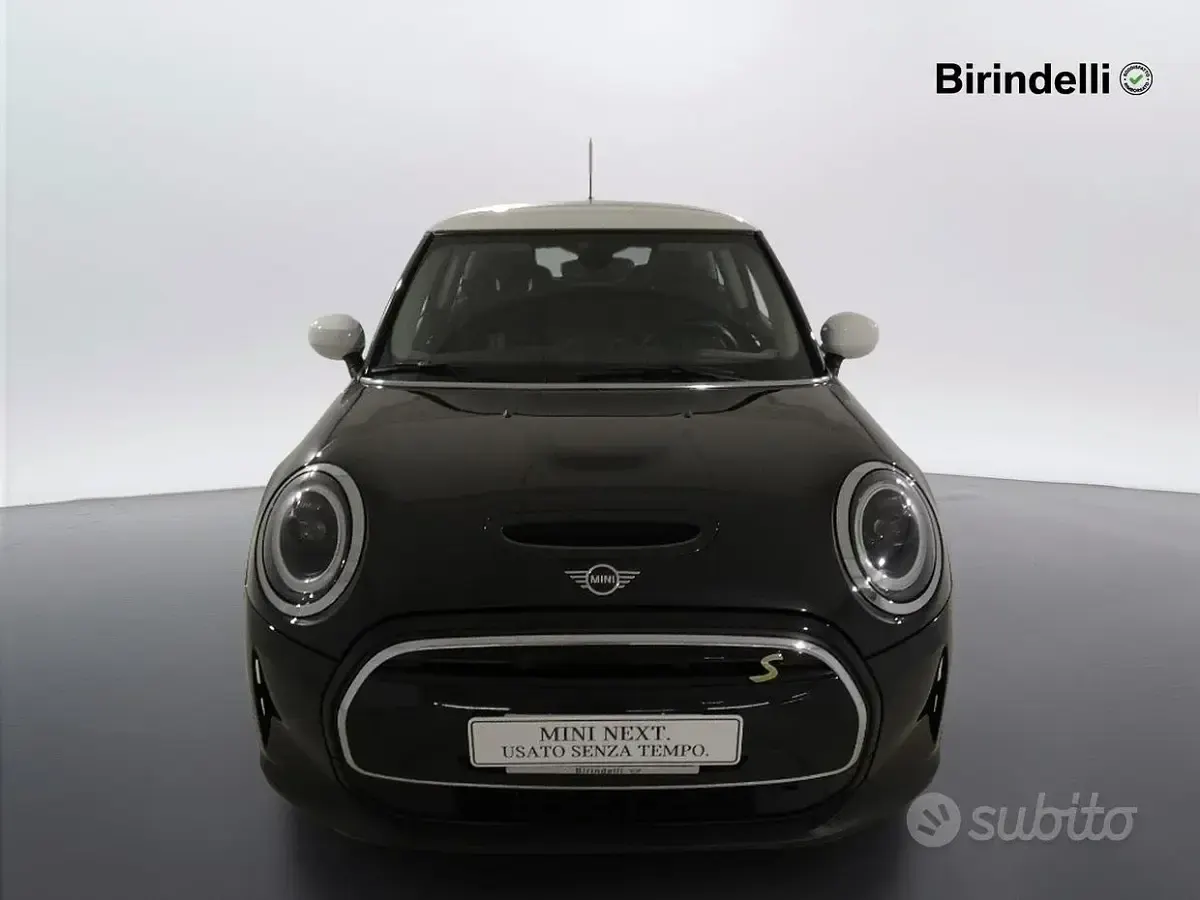 Usata Mini Cooper SE 75 kW (102 CV) 2022 Midnight black metallizzato Utilitaria