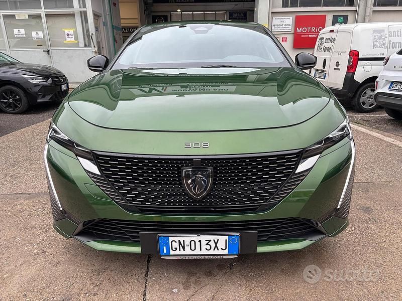 Verde Usata 2023 Peugeot 308 GT-line Tre volumi | 19.900 € (Buon prezzo) - Immagine 1/4