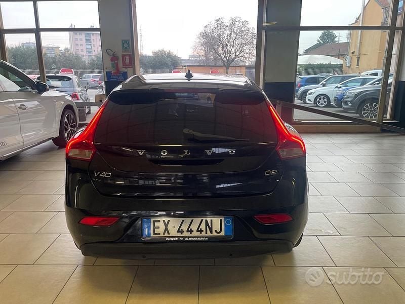 Usata Volvo V40 Momentum 115 CV (84 kW) 2015 Nero Berlina