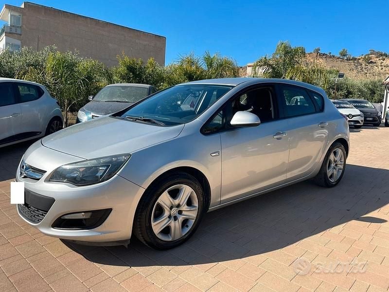 Grigio Usata 2011 Opel Astra S Tre volumi | 5800 € (Cara) - Immagine 1/4