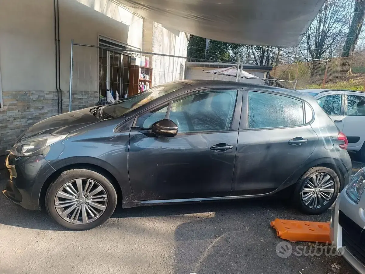 Usata Peugeot 208 Allure 82 CV (60 kW) 2017 Grigio Utilitaria