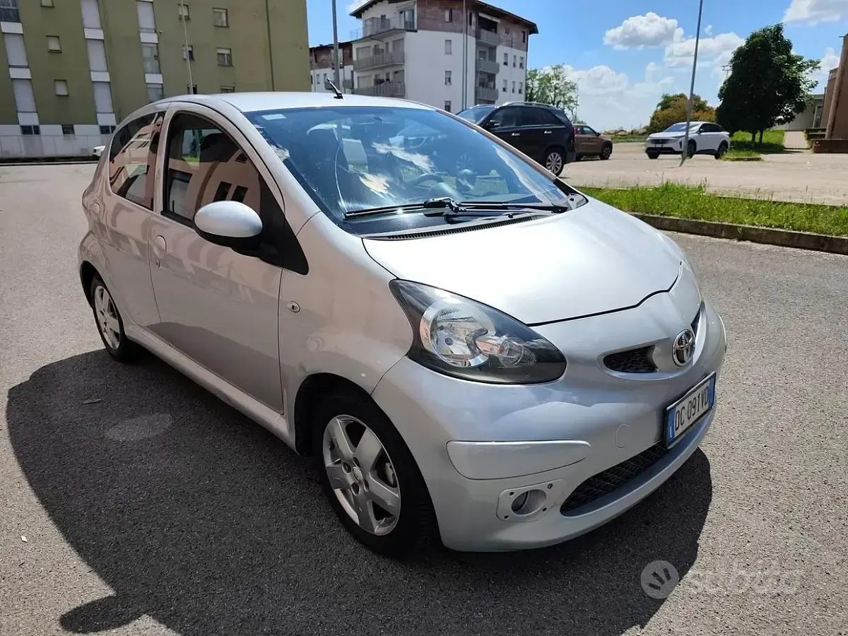 Second-hand Toyota Aygo 68 CP (50 kW) 2008 Gri Hatchback