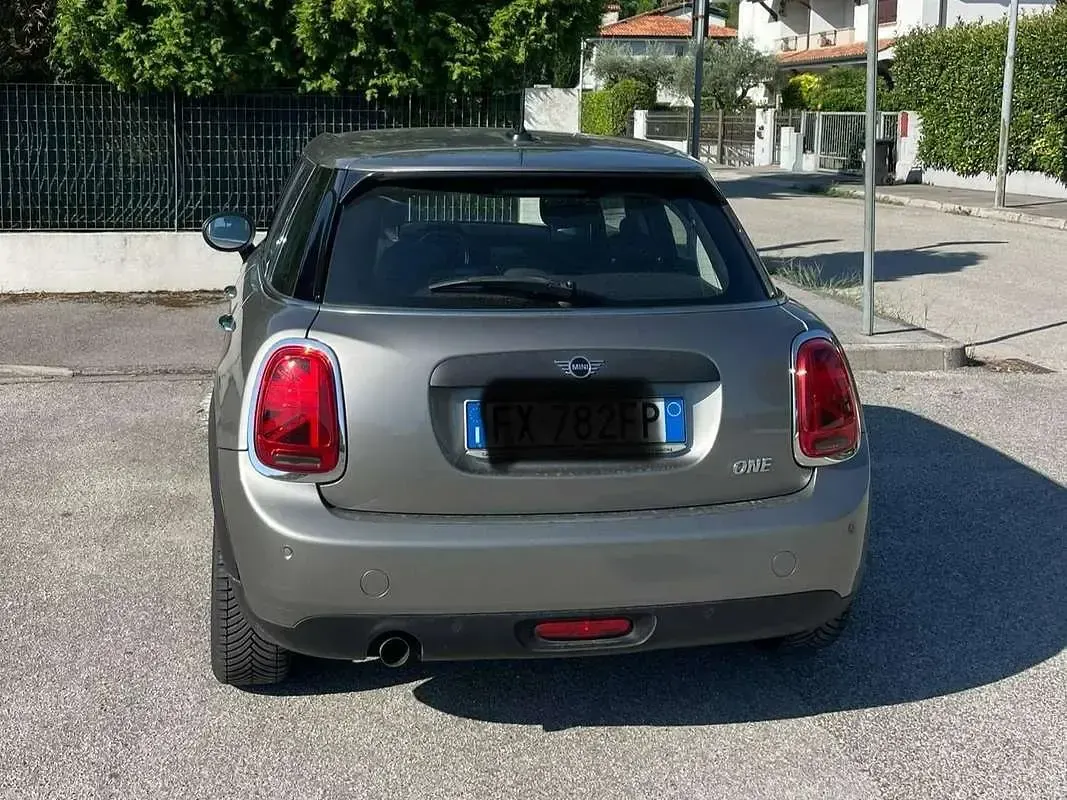 Usata Mini ONE 102 CV (75 kW) 2019 Argento Utilitaria
