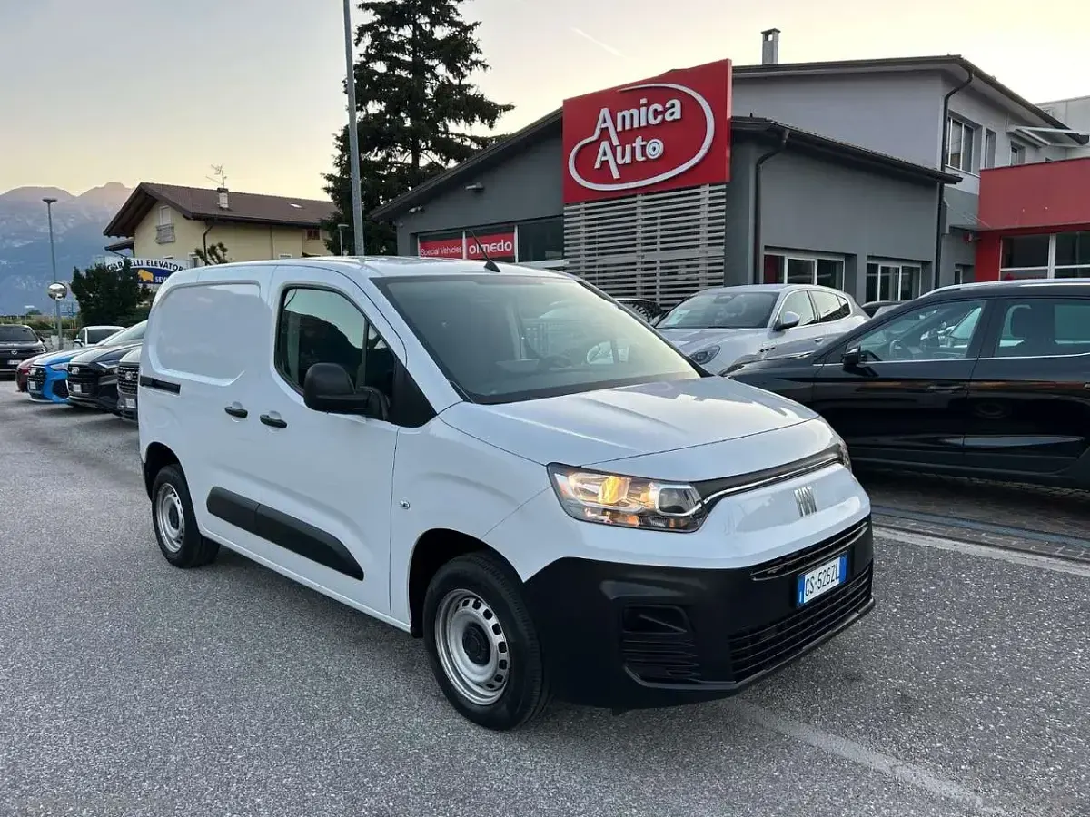 Usata Fiat Doblò 102 CV (75 kW) 2024 Bianco Monovolume