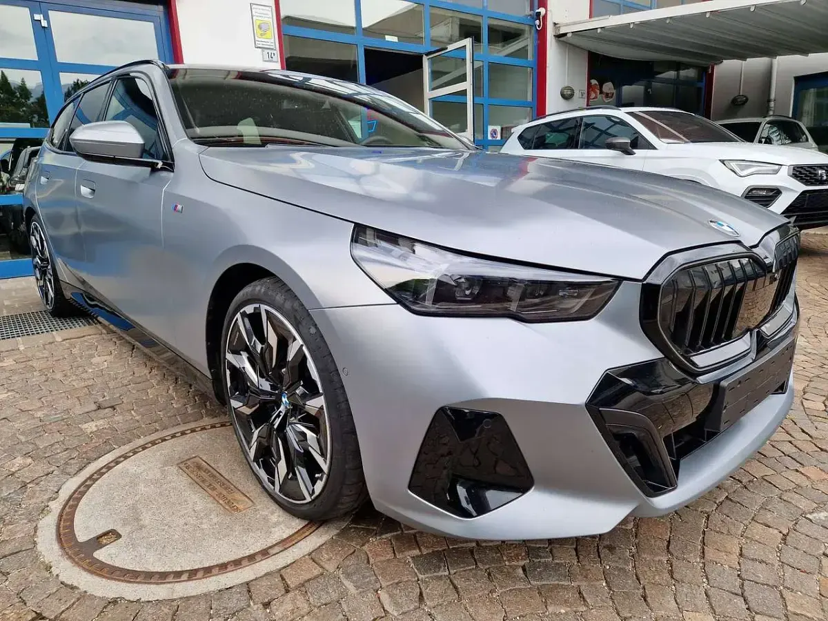 Usata BMW 540 M Sport 303 CV (222 kW) 2025 Frozen pure grey metallic Station wagon