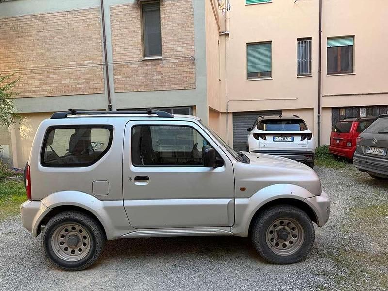 Usata Suzuki Jimny 82 CV (60 kW) 2003 Argento SUV