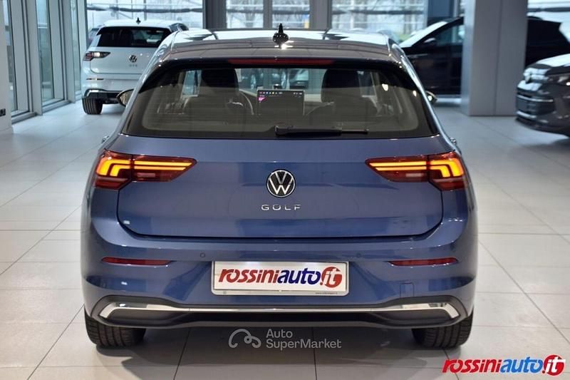 Usata VW Golf VIII Style 150 CV (110 kW) 2025 Anemone blu Berlina