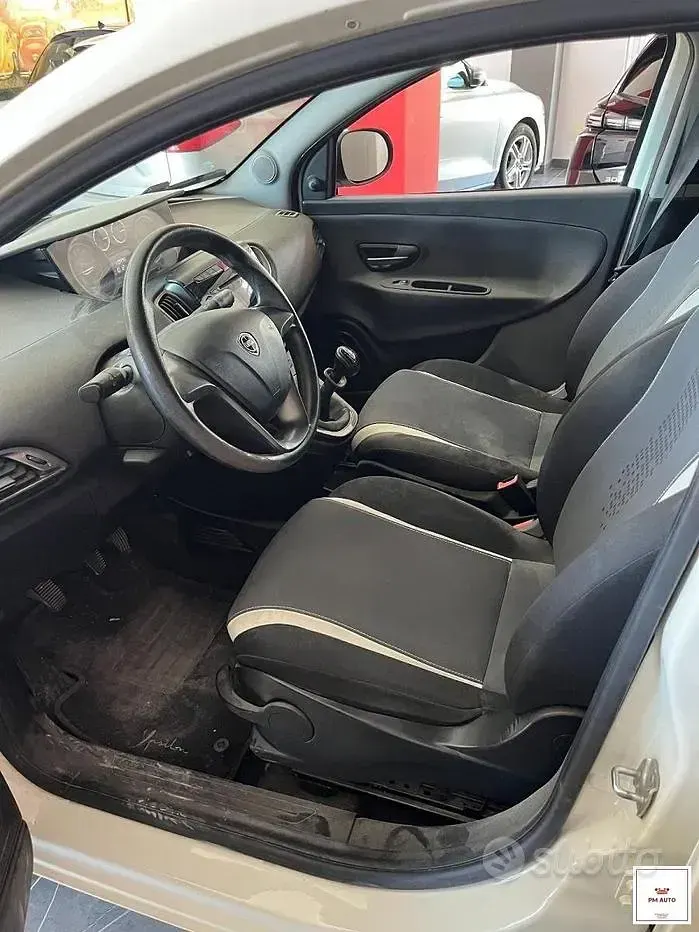 Usata Lancia Ypsilon 68 CV (50 kW) 2015 Bianco Utilitaria