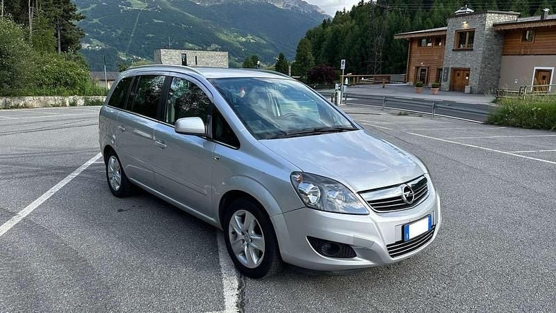 Usata Opel Zafira 110 CV (80 kW) 2015 Argento Monovolume