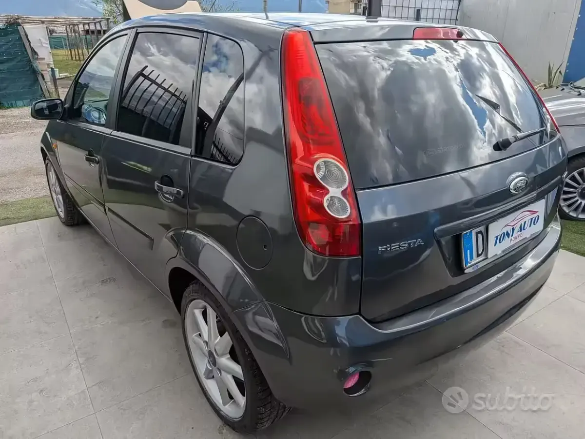 Usado Ford Fiesta 68 HP (50 kW) 2007 Cinzento Citadino