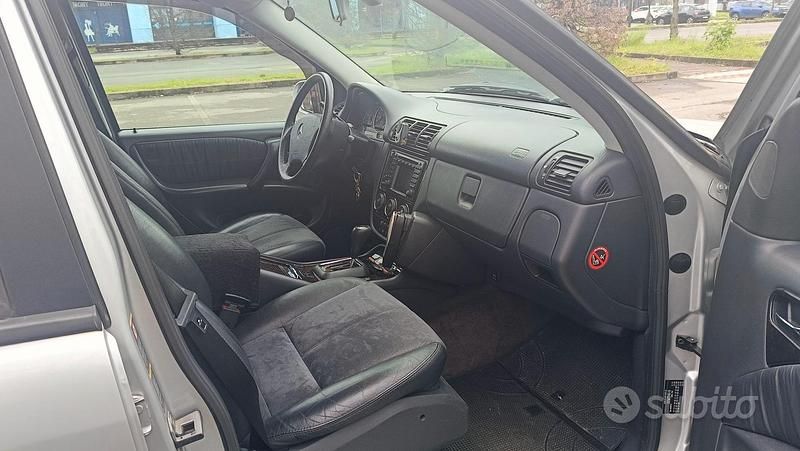 Usata Mercedes ML270 163 CV (119 kW) 2005 Grigio SUV