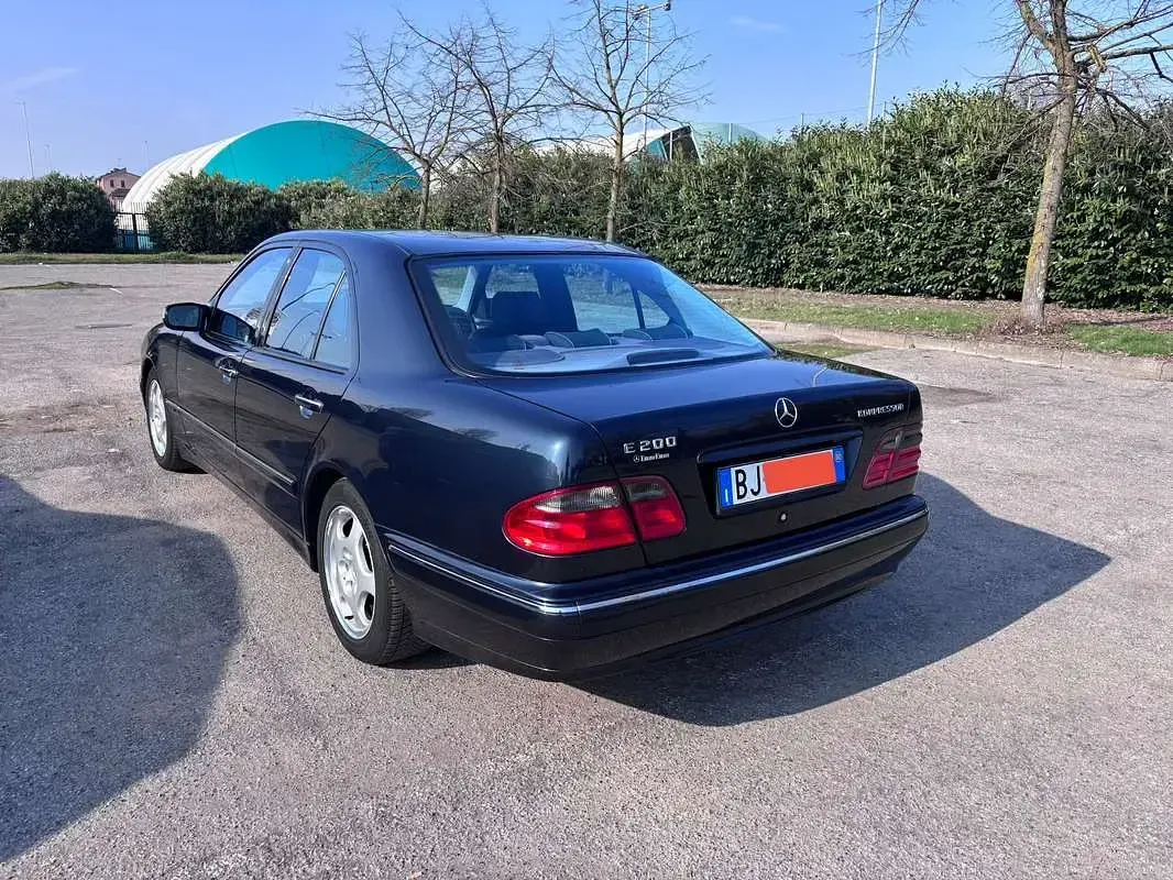 Usata Mercedes E200 Avantgarde 186 CV (136 kW) 2000 Blu Berlina