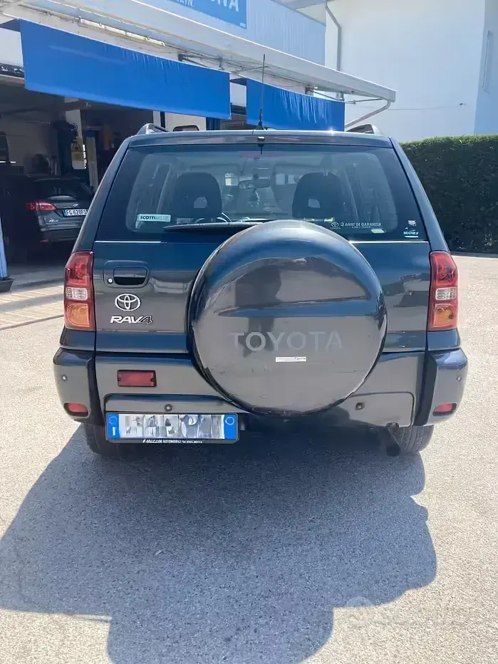 Usata Toyota RAV4 116 CV (85 kW) 2005 Grigio SUV