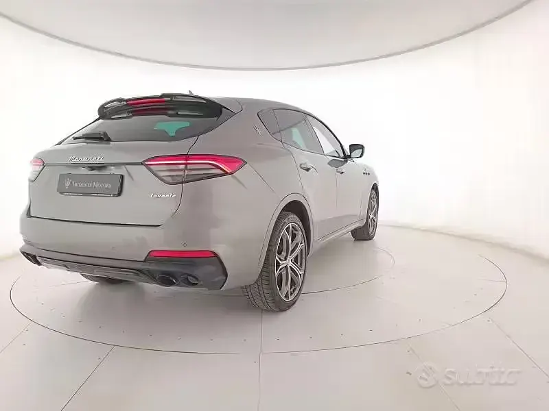 Usata Maserati Levante 330 CV (242 kW) 2021 Grigio SUV