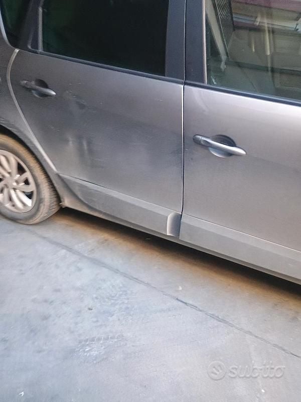 Usata Renault Scénic III 110 CV (80 kW) 2015 Grigio Monovolume