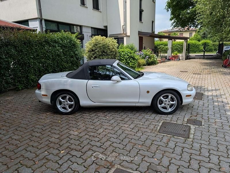 Usata Mazda MX5 110 CV (80 kW) 1998 Bianco perlaceo Cabrio