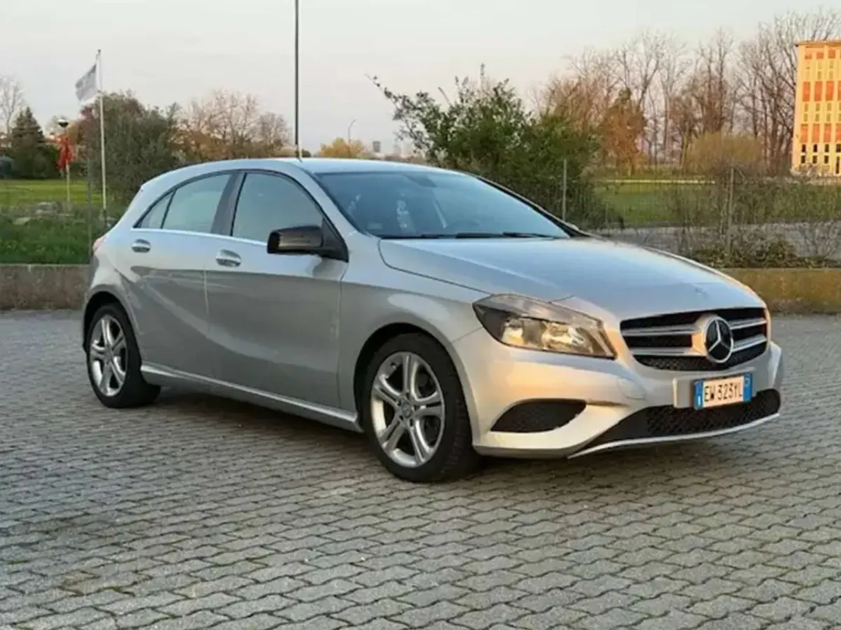 Usata Mercedes A180 122 CV (89 kW) 2014 Grigio Berlina