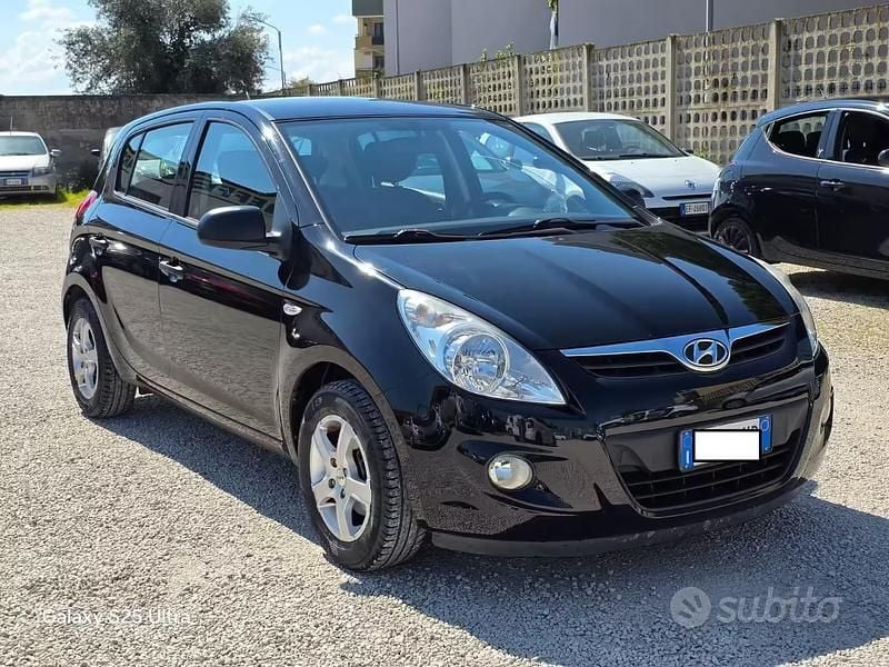 Usata Hyundai i20 Edition 77 CV (56 kW) 2012 Nero Utilitaria